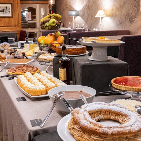 Buffet de desserts du restaurant le Chalet à Tignes